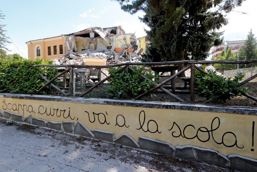 Sebagian bangunan sekolah ambruk, menyusul gempa berskala 6,2 di Amatrice Italia, (24/8).