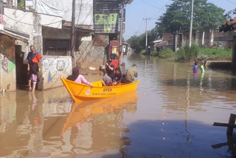 Sebagian banjir di tiga kecamatan di Kabupaten Bandung yaitu Baleendah, Bojongsoang dan Dayeuhkolot berangsur surut. Akses jalan Dayeuhkolot-Banjaran sduah bisa dilewati. Namun akses jalan di jalan Siliwangi dan jalan Andir-Katapang masih tinggi.  Sebagian pemukiman pun masih terendam banjir, Ahad (7/4).