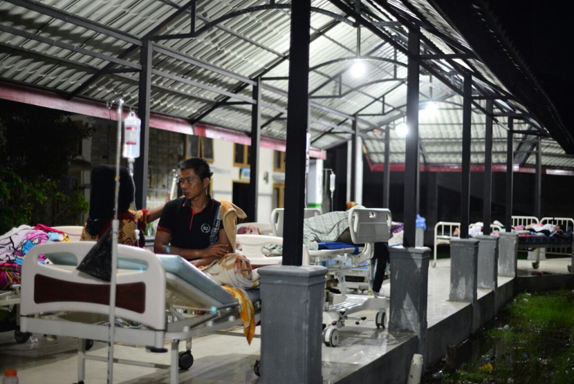Sebagian besar pasien di RSUD Pidie Jaya dirawat di selasar rumah sakit, Kamis (8/12). Mereka masih takut untuk dirawat di dalam ruangan karena gempa susulan yang terus terjadi.