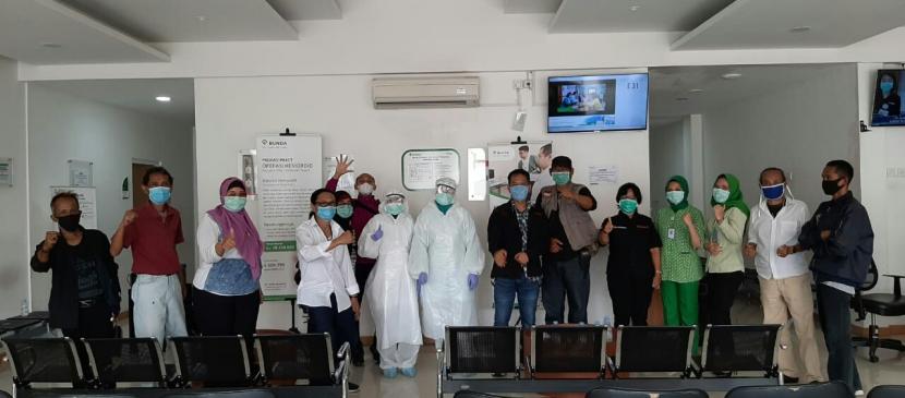 Sebagian dari 100 wartawan yang telah melaksanakan rapid test, berpose dengan tenaga medis di RSU Bunda, Margonda, Depok, Senin (6/4) 