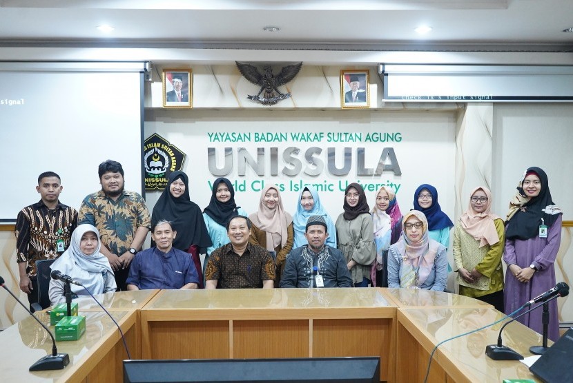 Sebagian dari rombongan Study Trip Magister Biomedik FK Unissula Semarang ke Prince Songkhla University (PSU) Thailand berfoto bersama sebelum acara pelepasan.