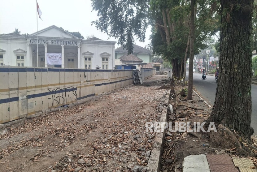 Sebagian halaman dan tembok pagar Gedung Sudirman, cagar budaya peninggalan Belanda di Kota Cimahi terdampak pembangunan underpass.