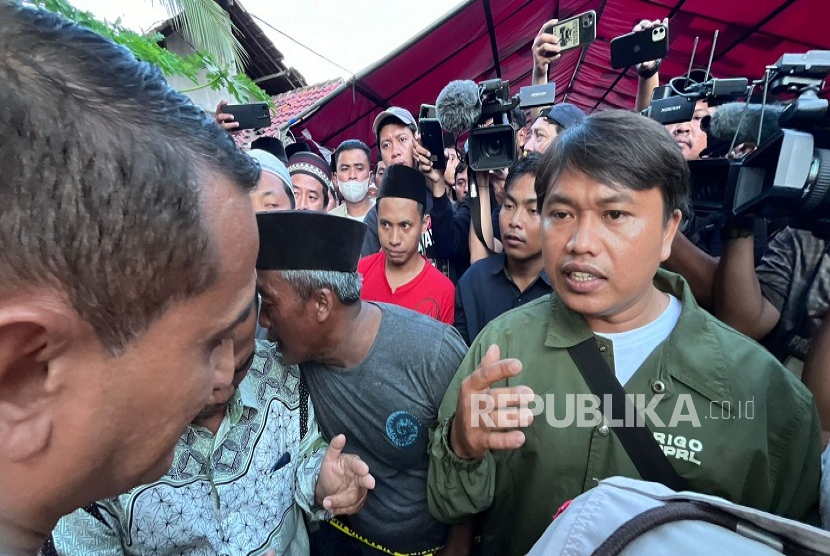 Sebagian keluarga korban menggeruduk lokasi ambruknya musala Pondok Pesantren Al Khaziny, Sidoarjo, Jawa Timur, Jumat (3/10/2025). 