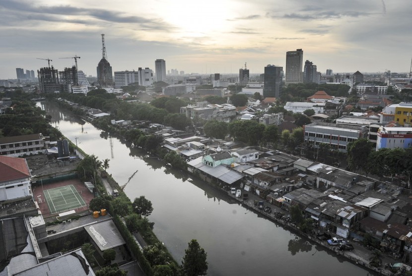 Sebagian Kota Surabaya terlihat dari salah satu gedung bertingkat di Surabaya, Jawa Timur, Jumat (21/10). 