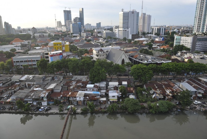 Sebagian Kota Surabaya terlihat dari salah satu gedung bertingkat di Surabaya, Jawa Timur. 
