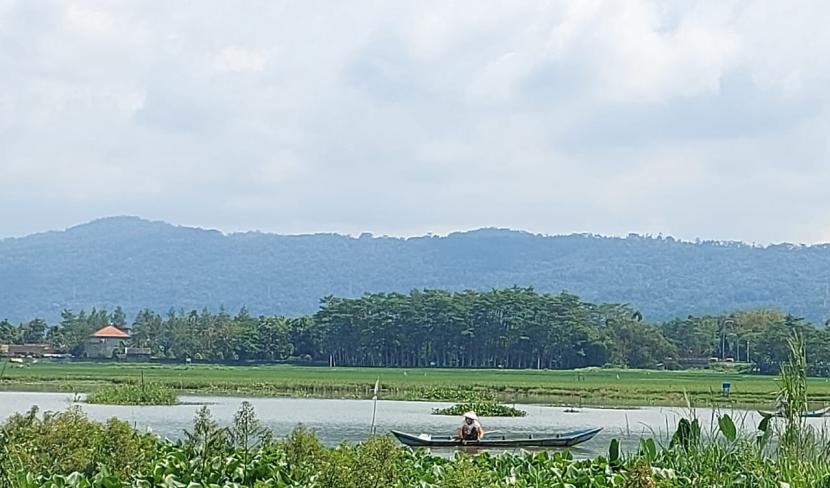 Sebagian lahan pertanian produktif di wilayah Desa Bejalen, Kecamatan Ambarawa yang kini tergenang air Rawapening dan tidak dapat ditanami, Selasa (10/5). Bupati Semarang bakal memetakan lagi status lahan di sekitar Danau Rawapening.