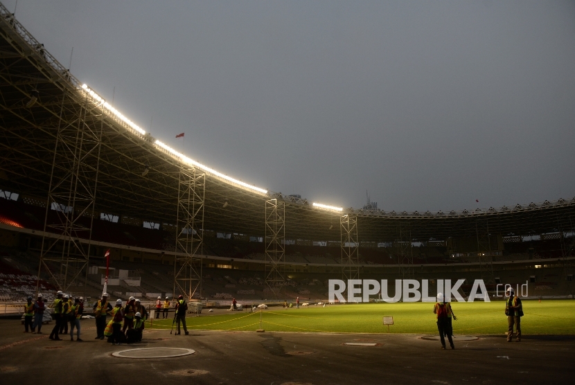 Sebagian lampu dinyalakan saat tinjauan pembangunan infrastruktur dan rehabilitasi Stadion Utama Gelora Bung Karno (SUGBK), Jakarta, Selasa (8/8).