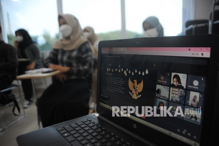 Sebagian mahasiswa mengikuti pembelajaran melalui aplikasi zoom di Fakultas Ilmu Sosial Ilmu Politik Universitas Islam Negeri (UIN) Raden Fatah Palembang, Sumatra Selatan, Senin (20/9/2021). 