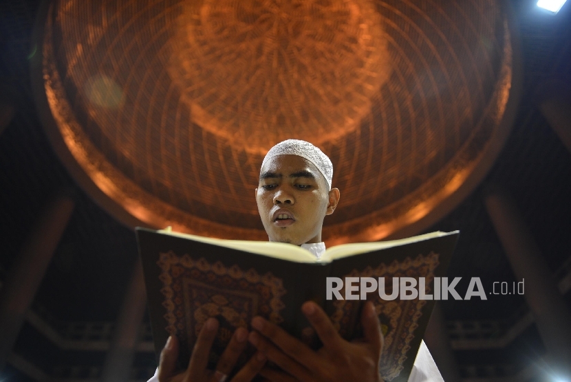 Sebagian masyarakat Jakarta mengisi waktu luang untuk membaca ayat suci di malam ke-17 Bulan Ramadan 1438 H.