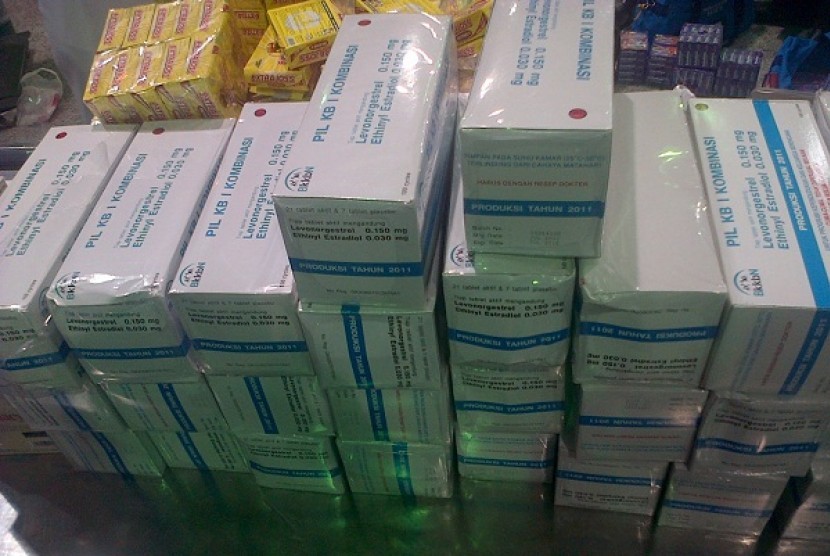 Sebagian obat-obatan milik NGLM, ketua Kelompok Bimbangan Ibadah Haji (KBIH) di Lampung, yang disita pihak bea cukai bandara Prince Mohammad bin Abdulaziz di Madinah, Arab Saudi, pada 18 September.   