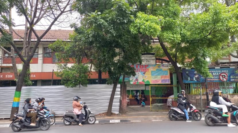 Sebagian pagar tembok SDN 026 Bojongloa dipasang penutup seng. Lahan tersebut tengah dalam sengketa dan mengancam kegiatan belajar mengajar, Rabu (2/10/2024). 