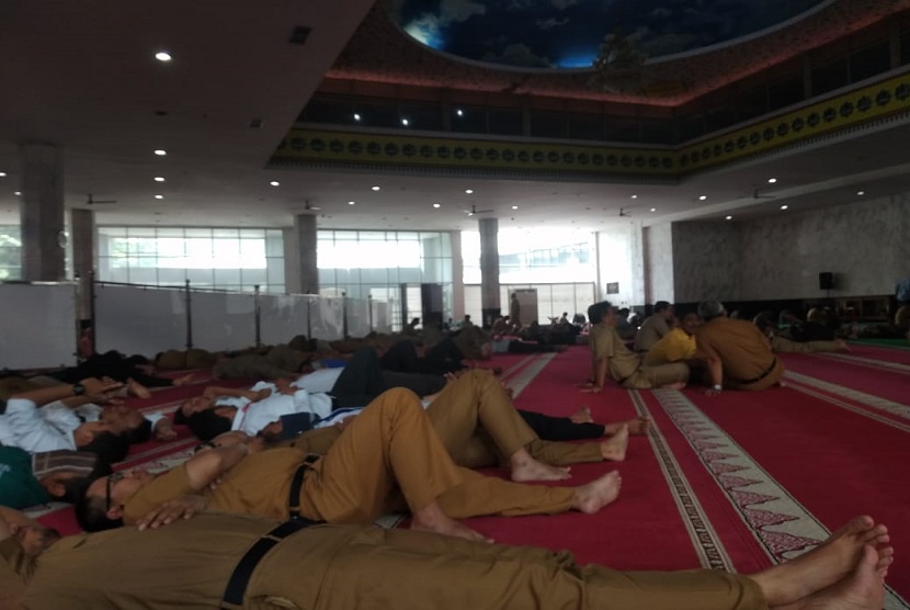  Sebagian Pegawai Negeri Sipil di Pemkot Jakarta Timur memanfaatkan jam istirahat untuk tidur dan bersantai di masjid