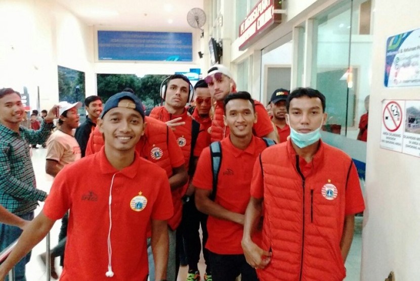 Sebagian pemain Persija Jakarta saat tiba di Bandara Adi Soemarmo, Solo, Kamis (8/2).