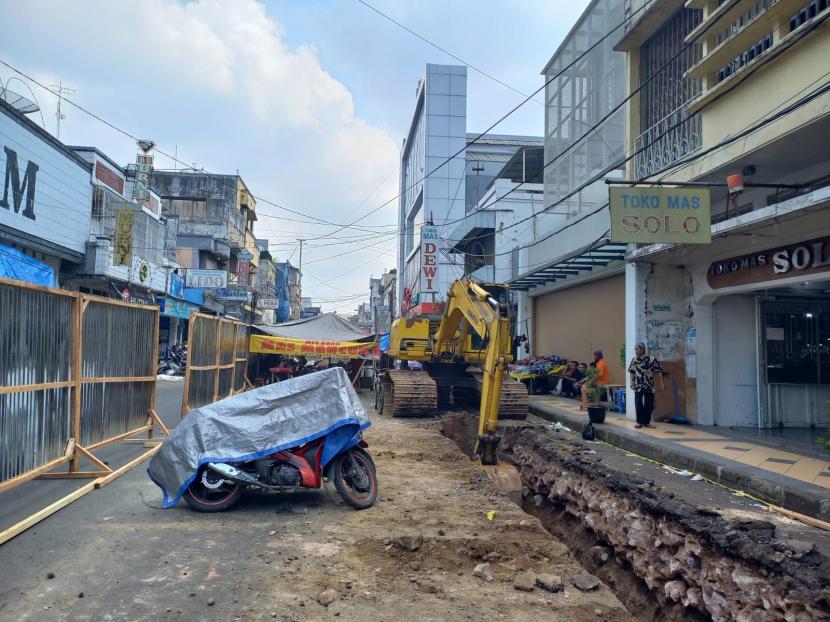 Sebagian ruas lajur di Jalan Cihideung, Kota Tasikmalaya, ditutup pada Selasa (19/7/2022). Pemkot Tasikmalaya saat ini sedang melaksanakan proyek penataan trotoar di ruas jalan itu.