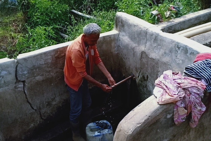 Sebagian warga di Kampung Cibedug, Desa Cikole, Kecamatan Lembang,  Kabupaten Bandung Barat terpaksa menggunakan fasilitas mandi cuci kakus  (MCK) umum untuk keperluan sehari-hari. Sebab empat bulan terakhir di musim  kemarau yang tengah berlangsung warga mengalami krisis air bersih.