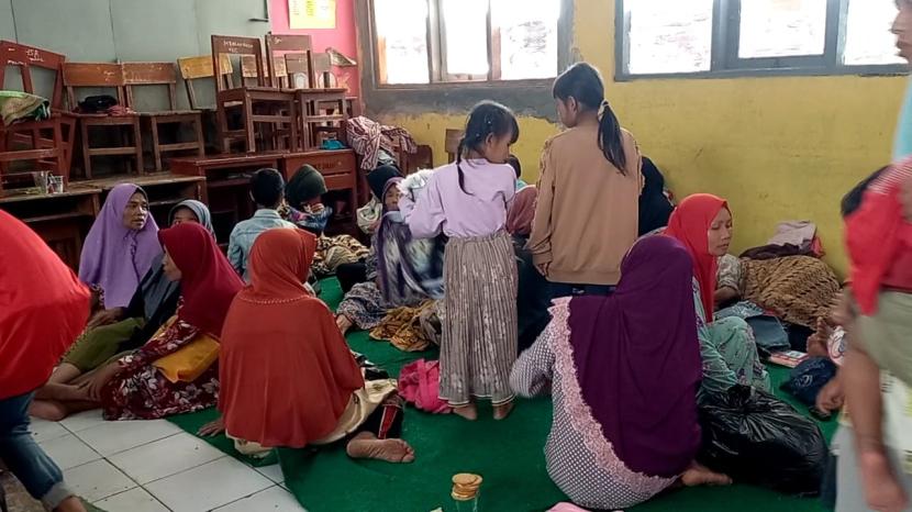 Sebagian warga didominasi lansia dan anak-anak mengungsi akibat banjir dan tanah longsor di Kabupaten Bandung Barat, Jawa Barat, Senin (25/3/2024).