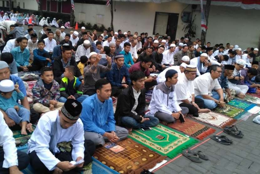 Sebagian warga Kota Cimahi yang tergabung dalam Majelis Kajian Islam Kota Cimahi melangsungkan salat Idul Adha 1439 Hijriah hari ini, Selasa (21/8) di Lapangan Pandiga, Jalan Sirnarasa, Kelurahan Cibabat, Kecamatan Cimahi Utara, Kota Cimahi.