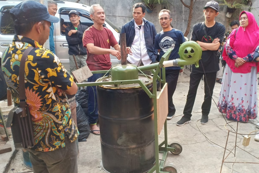 Sebagian warga RW 04, Desa Kayuambon, Kecamatan Lembang, Kabupaten Bandung  Barat tergerak melihat kondisi sampah dilingkungan yang sering menumpuk.  Mereka berinisiatif membuat mesin pembakar sampah portabel dan diklaim  ramah terhadap lingkungan. 