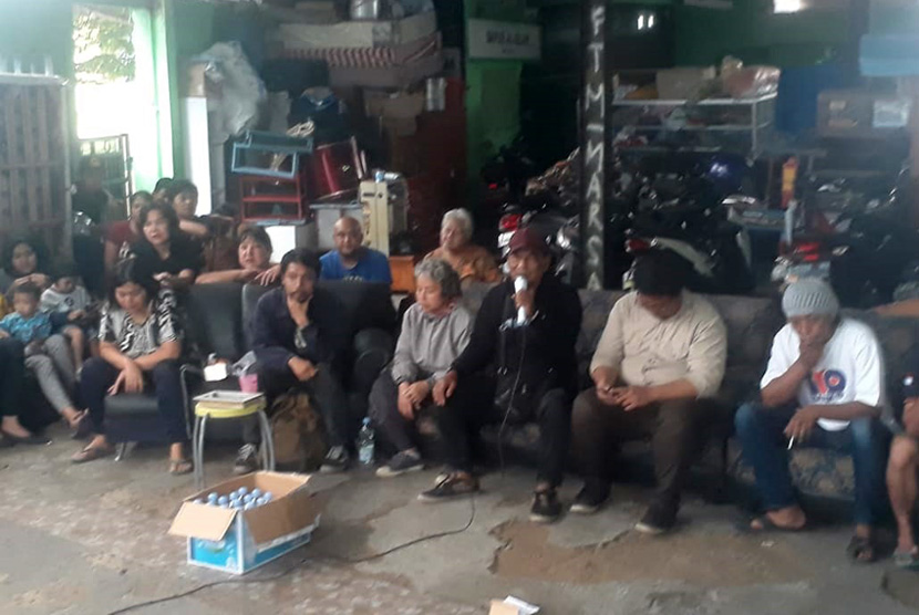 Sebagian warga yang menolak pembangunan rumah deret di RW 11, Kelurahan Tamansari, Kecamatan Bandung Wetan, Kota Bandung melakukan konferensi pers, Senin (16/12). 