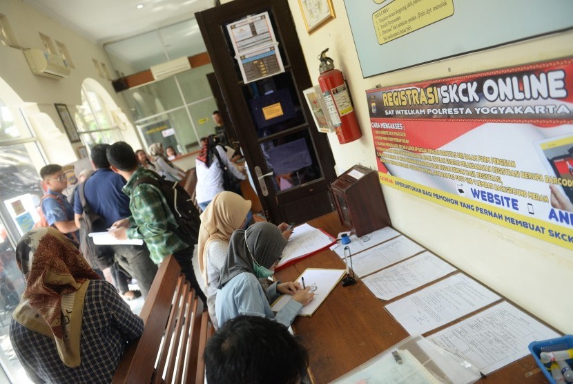 Sebagian warga yang sedang mengurus SKCK di Mapolresta Yogyakarta.