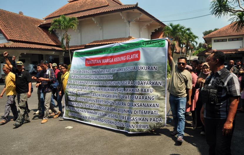  Sebagian WTP Bendungan Jragung saat mendatangi gedung DPRD Kabupaten Semarang, di Ungaran, Jawa Tengah, Kamis (5/10).