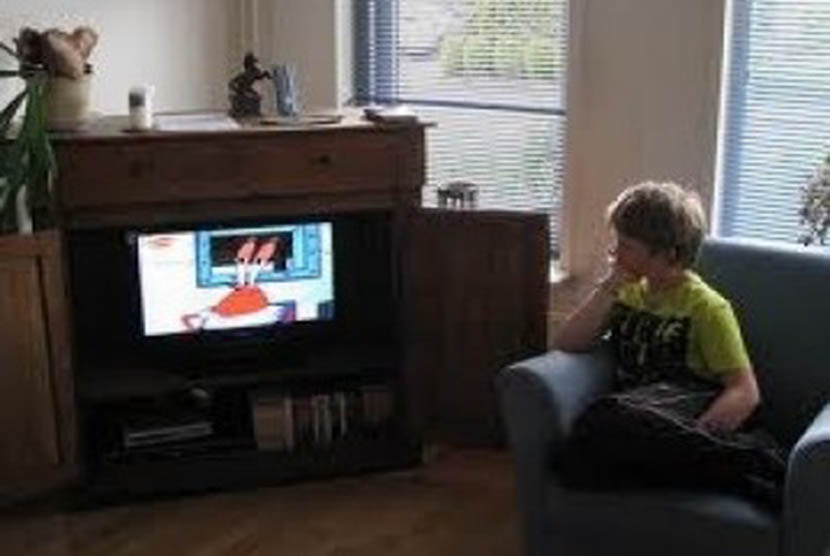 Sebaiknya dampingi anak saat menonton tayangan televisi (ilustrasi)