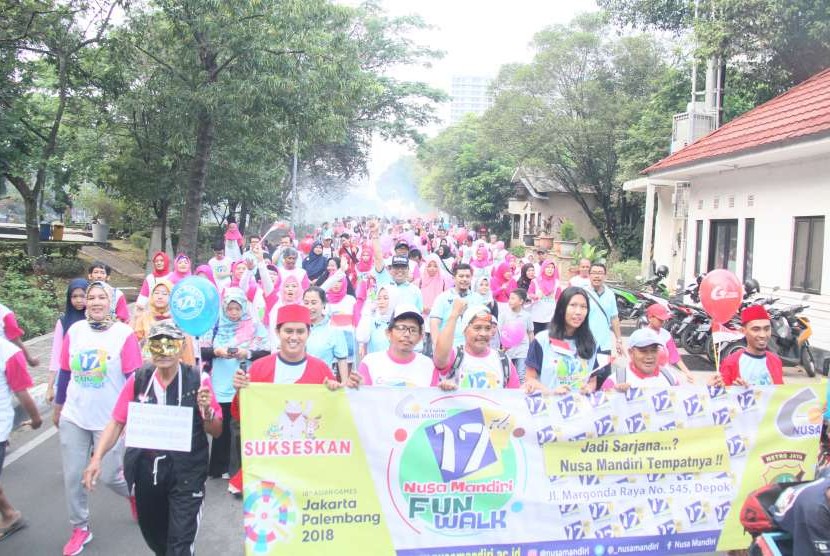 Sebanyak 1.000 peserta sangat gembira memeriahkan fun walk HUT ke-17 STMIK Nusa Mandiri Jakarta.