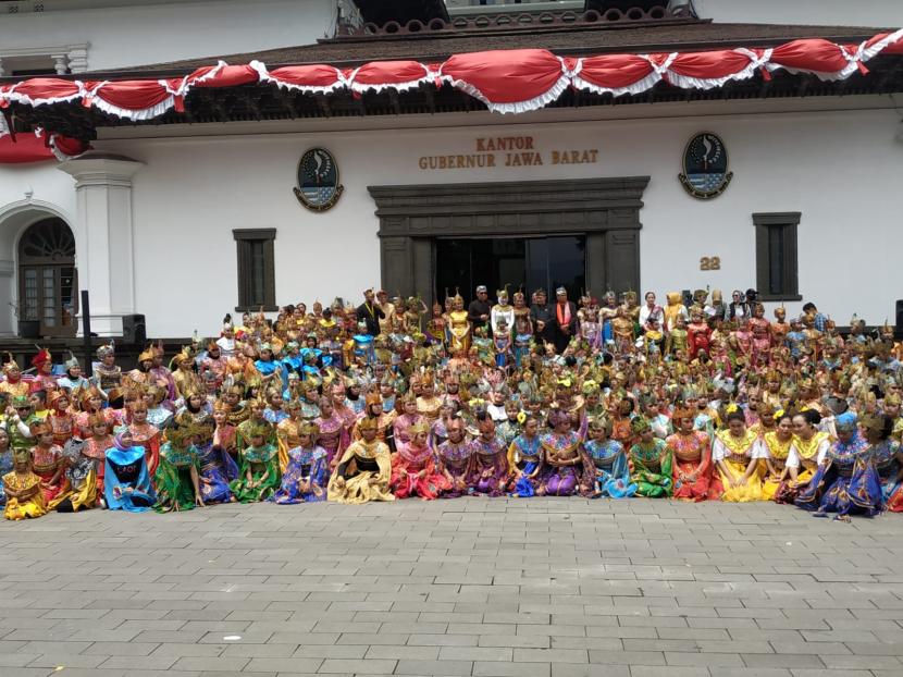Sebanyak 1.027 orang mengikuti tari kolosan Tari Merak Sadunya yang diselenggarakan di pelataran Gedung Sate, Kota Bandung, Ahad (18/9/2022).