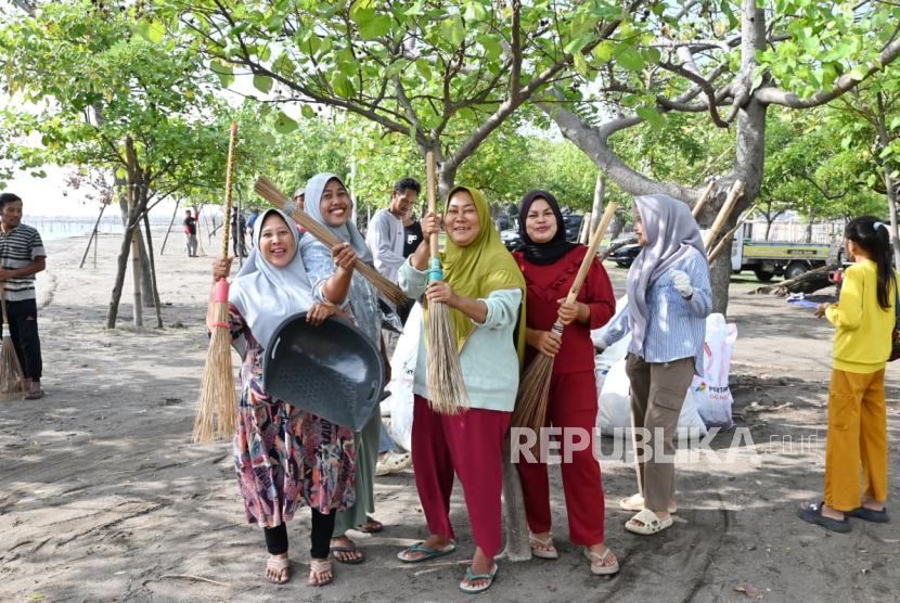 Sebanyak 1,1 ton sampah plastik berhasil diangkat dari Pantai Tanjung Pasir, Tangerang, Banten, dalam aksi bersih pantai yang digelar PT Perusahaan Gas Negara Tbk (PGN) bersama Kementerian Lingkungan Hidup.