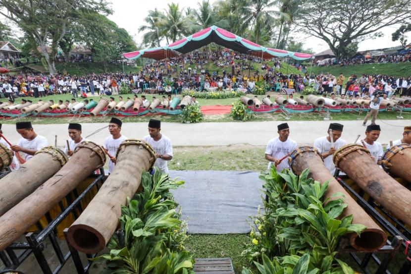 Sebanyak 1.110 orang mengikuti pertunjukan seni Bedug Kerok di Kampung Seni Yudha Asri Desa Mander Kecamatan Bandung Kabupaten Serang Provinsi Banten, Ahad (2/7/2023).
