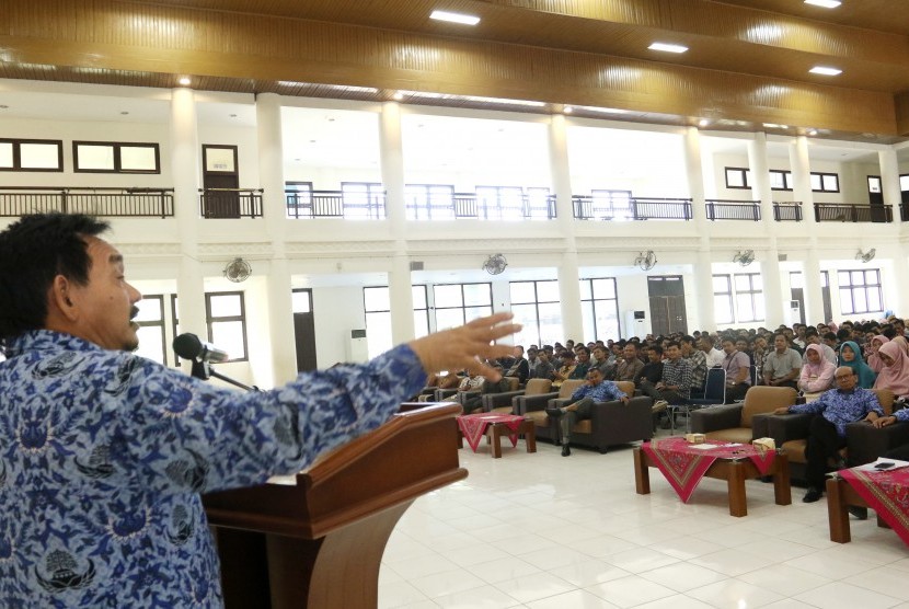 Sebanyak 1.200 mahasiswa peserta Kuliah Pengabdian Masyarakat (KPM) reguler Universitas Islam Negeri (UIN) Ar-Raniry, gelombang pertama tahap ke dua semester genap tahun akademik 2017/2018, mengikuti pembekalan, Senin (19/3/2018) di Auditorium Prof Ali Hasjmy, Darussalam Banda Aceh.