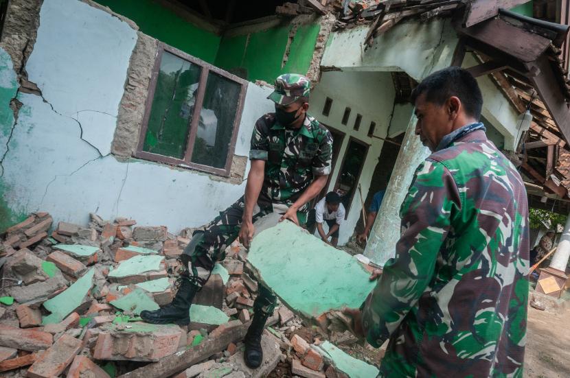 Sebanyak 1.231 rumah dengan rincian 226 rusak berat, 290 rusak sedang, 715 rusak ringan, dan 14 puskesmas di tiga daerah di Banten rusak akibat gempa bumi magnitudo 6,6 SR.