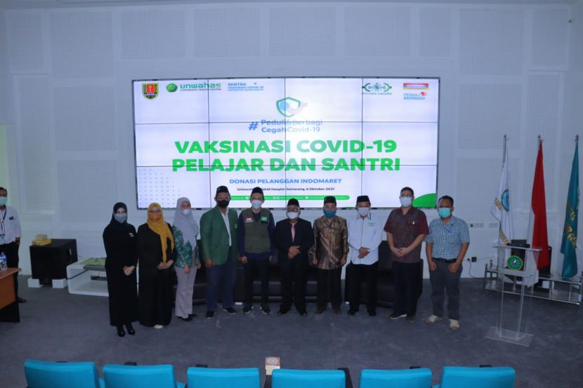 Sebanyak 1.250 mahasiswa Universitas Wahid Hasyim (Unwahas) dan para santri antusias mengikuti pelaksanaan vaksinasi COVID-19 yang digelar di Fakultas Kedokteran Unwahas Semarang. 