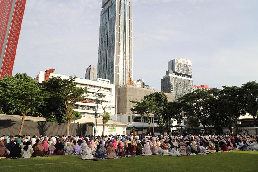 Sebanyak 1.384 orang warga negara Indonesia  di Bangkok dan sekitarnya melaksanakan Shalat Idul Adha 1444 H di lapangan Sepak Bola KBRI Bangkok.