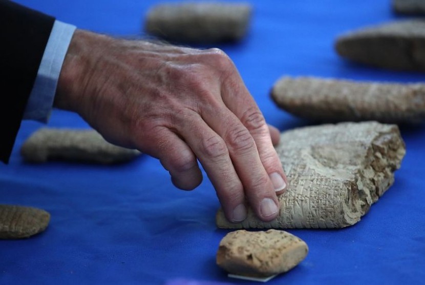 Sebanyak 1.400 lempeng batu tertulis yang diduga dicuri di Irisagrig telah ditemukan.