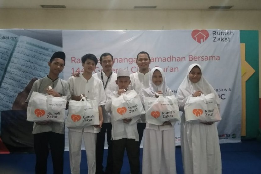 Sebanyak 1.440 anak yatim dan dhuafa mendapat santunan kado lebaran dari Rumah Zakat Indonesia (RZI).Santunan dilakukan di ruang Serba Guna Jakarta Islamic Centre, Jakarta Timur. Ahad (19/5).