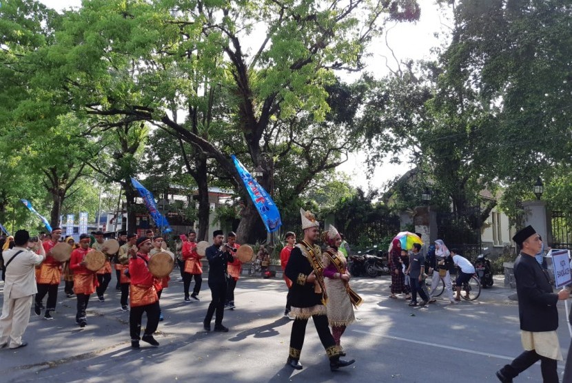 Sebanyak 1.500 peserta dari 50 kabupaten/kota mengikuti karnaval Jaringan Kota Pusaka Indonesia (JKPI) dari depan Stadion Sriwedari Solo menuju Balai Kota Solo, Kamis (25/10).