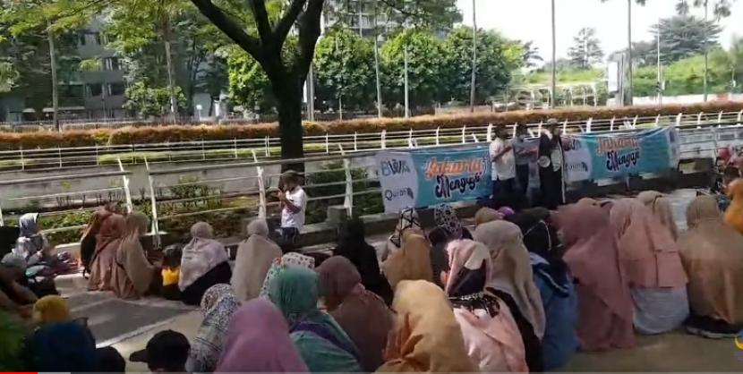 Sebanyak 1.500 warga Menteng Atas mengikuti kegiatan Jakarta Mengaji  yang diadakan oleh BWA di di Taman Epicentrum, Rasuna Said, Rabu (20/4).