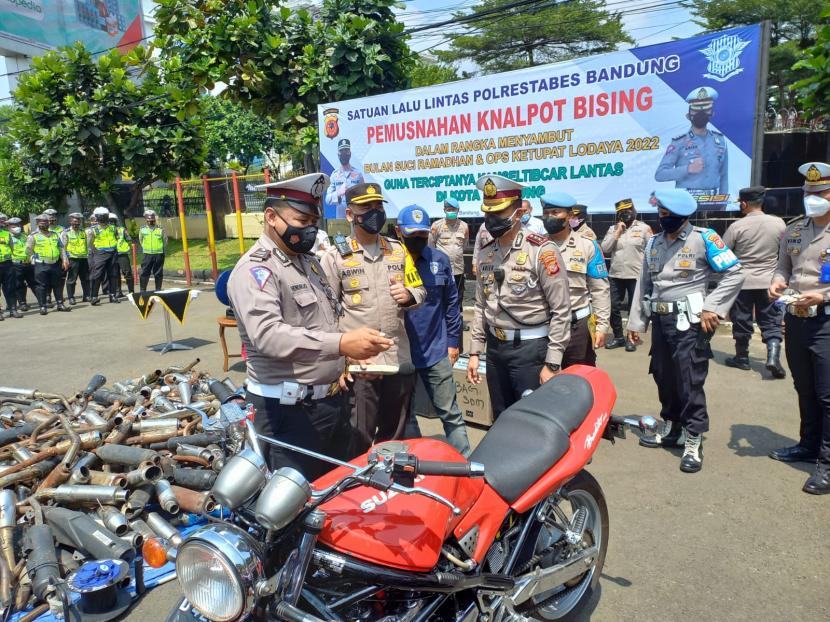 Sebanyak 1.743 knalpot tidak standar atau bising hasil penindakan periode Januari-Maret dimusnahkan oleh jajaran Polrestabes Bandung di halaman Mapolrestabes Bandung, Rabu (30/3/2022) pagi.