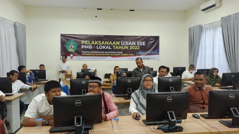 Sebanyak 1.976 peserta mengikuti ujian seleksi melalui jalur Penerimaan Mahasiswa Baru (PMB) Lokal Universitas Islam Negeri (UIN) Ar-Raniry Banda Aceh yang dilaksanakan secara online melalui aplikasi SSE.