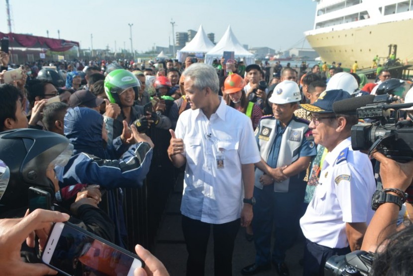 Sebanyak 1.982 pemudik yang mengikuti program mudik gratis dengan kapal laut dari Jakarta tiba di Pelabuhan Tanjung Emas Semarang, Jumat (31/5). Kedatangan mereka disambut langsung oleh Gubernur Jawa Tengah, Ganjar Pranowo.