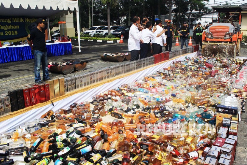 Sebanyak 1.992 botol minuman keras dimusnahkan di halaman Kantor Pengawasan dan Pelayanan Bea dan Cukai Bandung, Selasa (3/5).