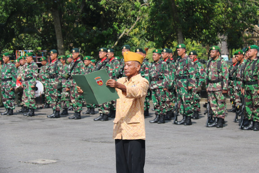 Sebanyak 1 SST Yonif Mekanis 412 Kostrad mengikuti upacara peringatan HUT Legiun Veteran Republik Indonesia (LVRI) Ke-60 di halaman Kodim 0708/Purworejo, Kabupaten Purworejo, Kamis (12/1).