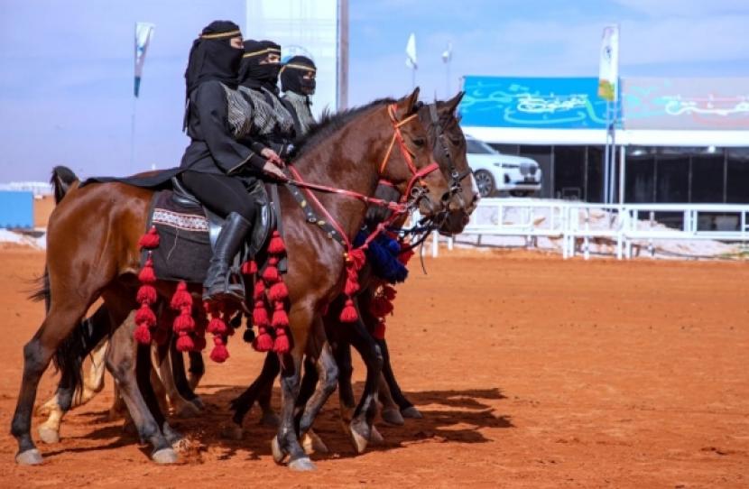 Pertama Kalinya, Wanita Ikut Serta dalam Festival Unta Arab Saudi. Sebanyak 10 joki putri Arab Saudi lolos ke putaran pertama Festival Unta Raja Abdulaziz edisi keenam. Mereka lolos dari total 38 kontestan putri pada Sabtu (8/1/2022) lalu.