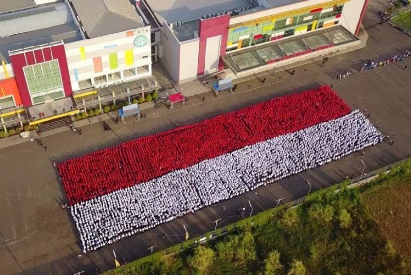 Sebanyak 10 ribu mahasiswa baru BSI berhasil membuat gambar konfigurasi bendera merah putih.  