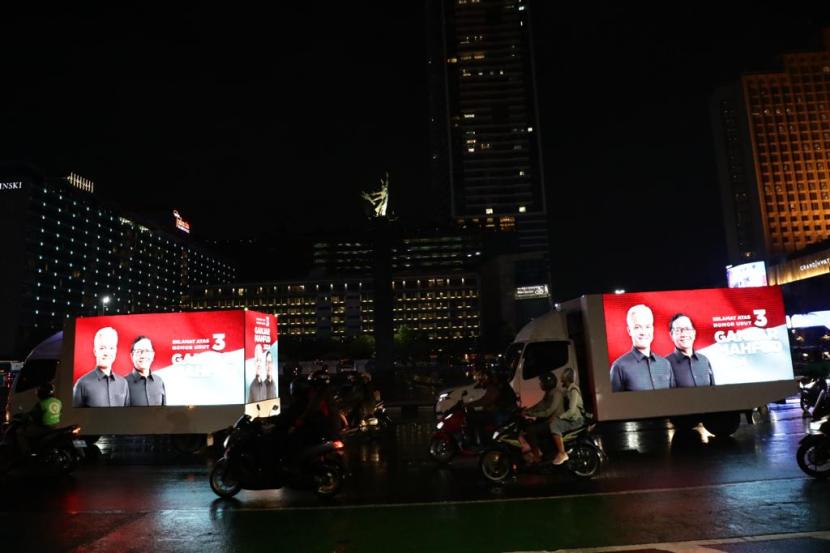 Sebanyak 10 unit truk videotron yang menampilkan Pasangan Calon Presiden Ganjar Pranowo dan Calon Wakil Presiden Mahfud MD pawai mengelilingi Bundaran Hotel Indonesia (HI) Jakarta.