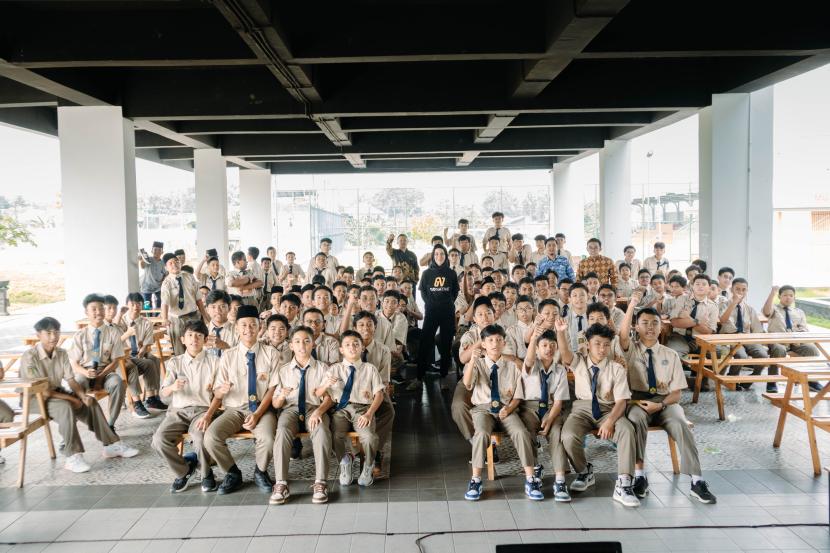 Sebanyak 100 murid Madrasah Muallimin Yogyakarta terlibat dalam program Cross Cultural Understanding Programme yang digelar Cultoera Indonesia, Kamis (9/5/2024). Program ini dipandu oleh seorang native speaker asal Hungaria.