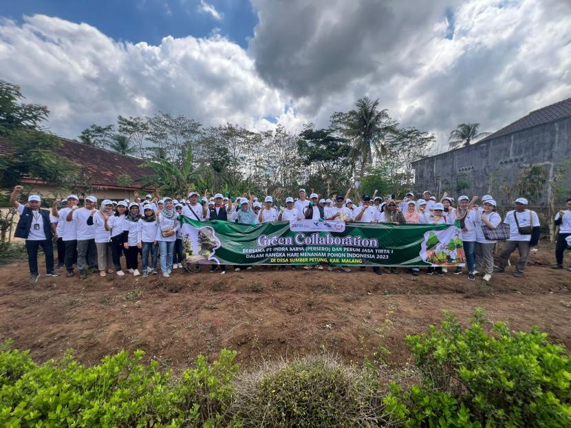 Sebanyak 100 orang pegawai BUMN meramaikan kegiatan kolaborasi dengan tema Green Collaboration antara PT Indra Karya (Persero) bersama Perum Jasa Tirta (PJT) I di Desa Sumberpetung, Kabupaten Malang, Jawa Timur, Kamis (7/12/2023).