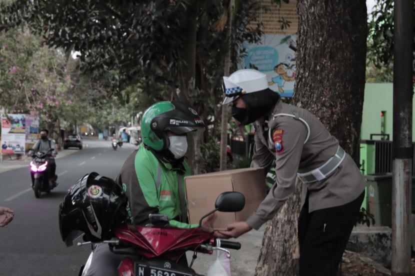 Sebanyak 100 paket bantuan sosial (bansos) disalurkan di empat titik di Kota Malang, Jumat (9/9/2022). Bansos berupa sembako ini merupakan bagian dari menanggapi penyesuaian harga Bahan Bakar Minyak (BBM). 