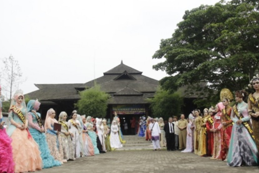 Sebanyak 100 pengusaha Wedding alumni LPK MEY tampilkan 100 model pengantin.